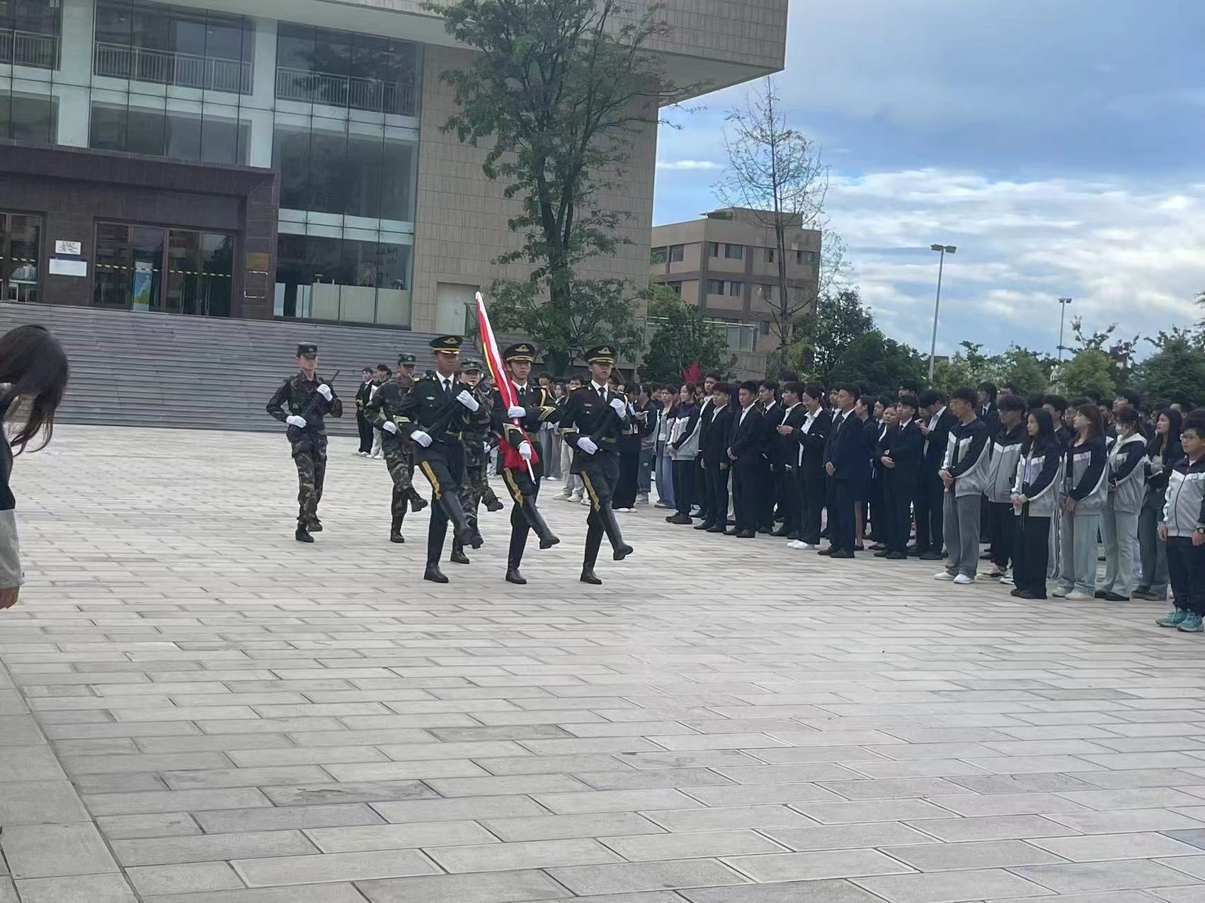 交通旅游学院升旗仪式及国旗下的党课教育